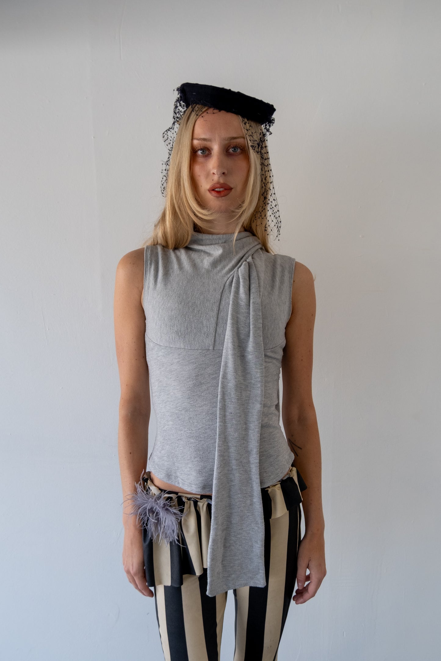 RIBBON TOP IN GREY
