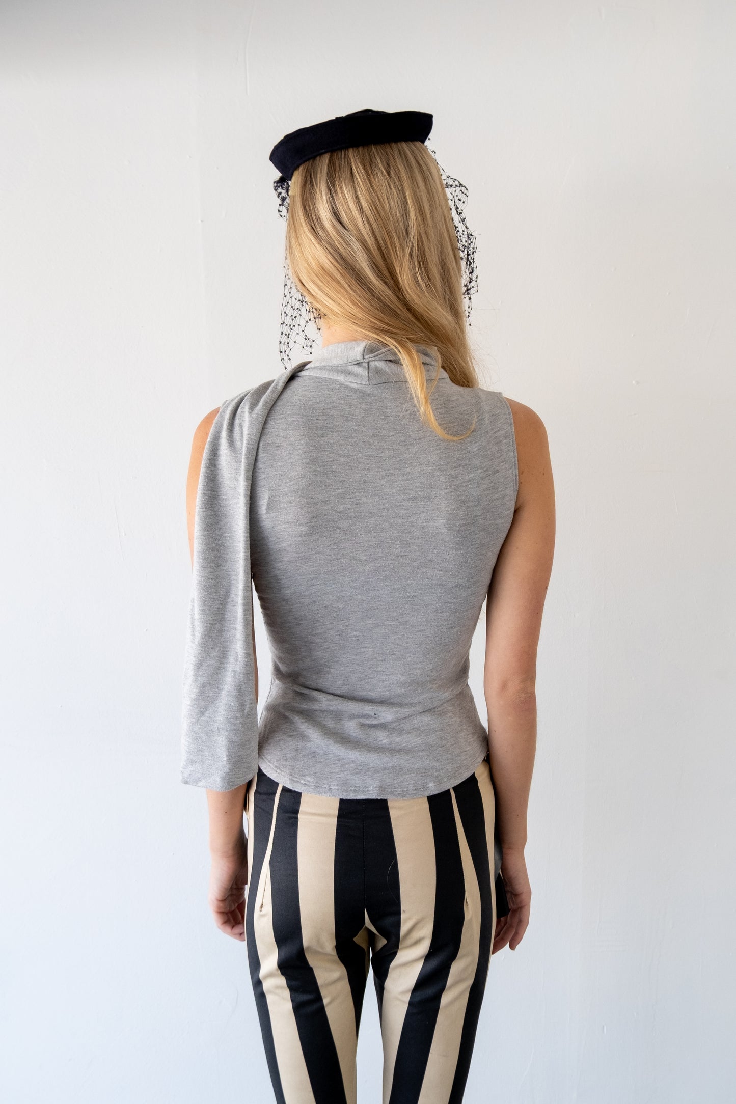 RIBBON TOP IN GREY