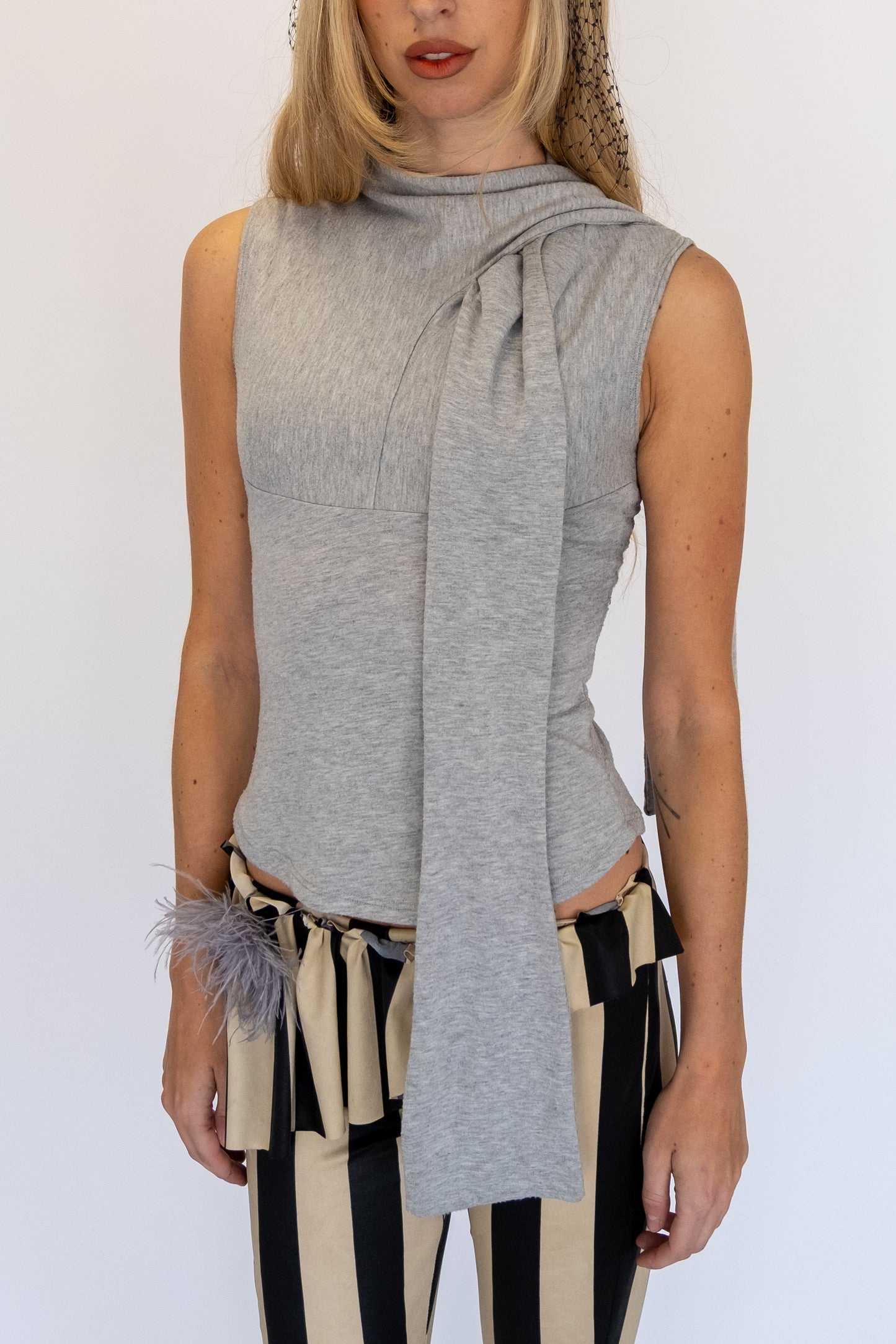 RIBBON TOP IN GREY